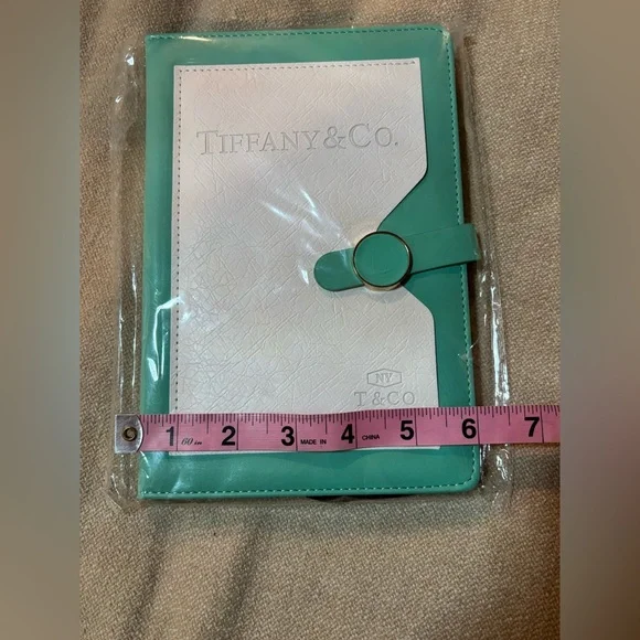🔷🔹Tiffany & Co. Cream and Green Leather Accessory - Picture 7 of 13
